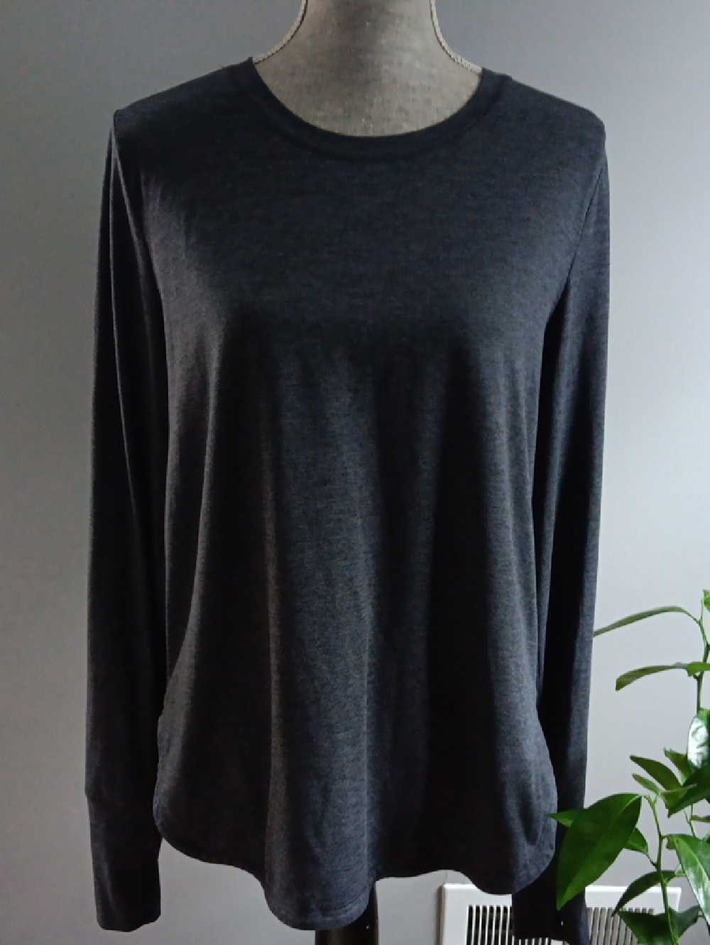 Vuori Long Sleeve Performance Tee In Heather Charcoal Thumb Vents